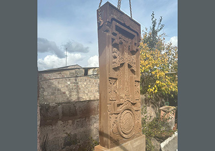 La khatchkar lors de son transport